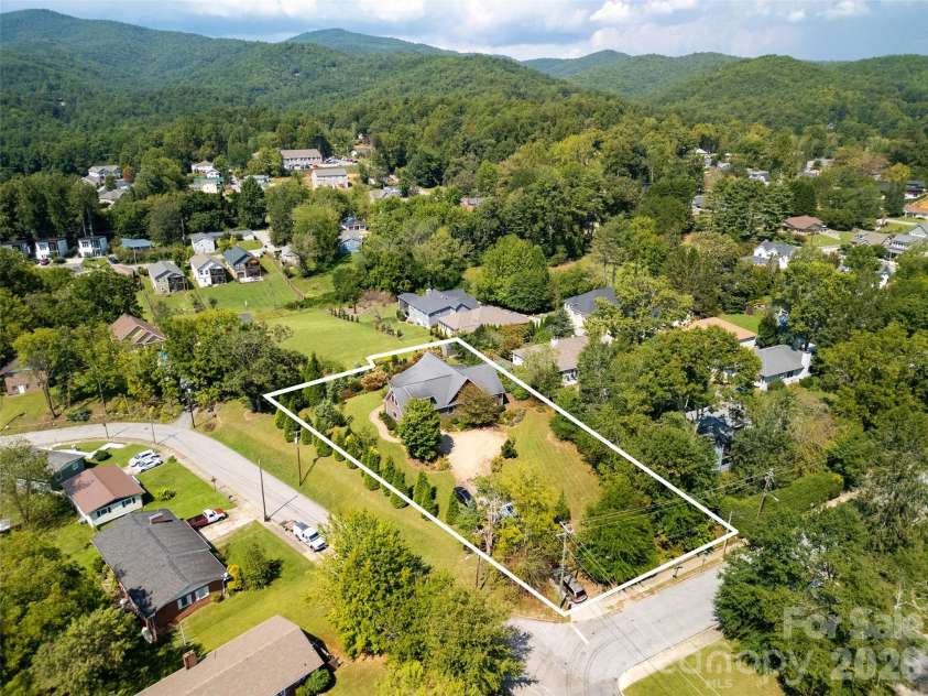 90 Oaklawn Avenue, Brevard, NC 28712.  MLS# CAR4427770, YatesRealty ID 53022. 