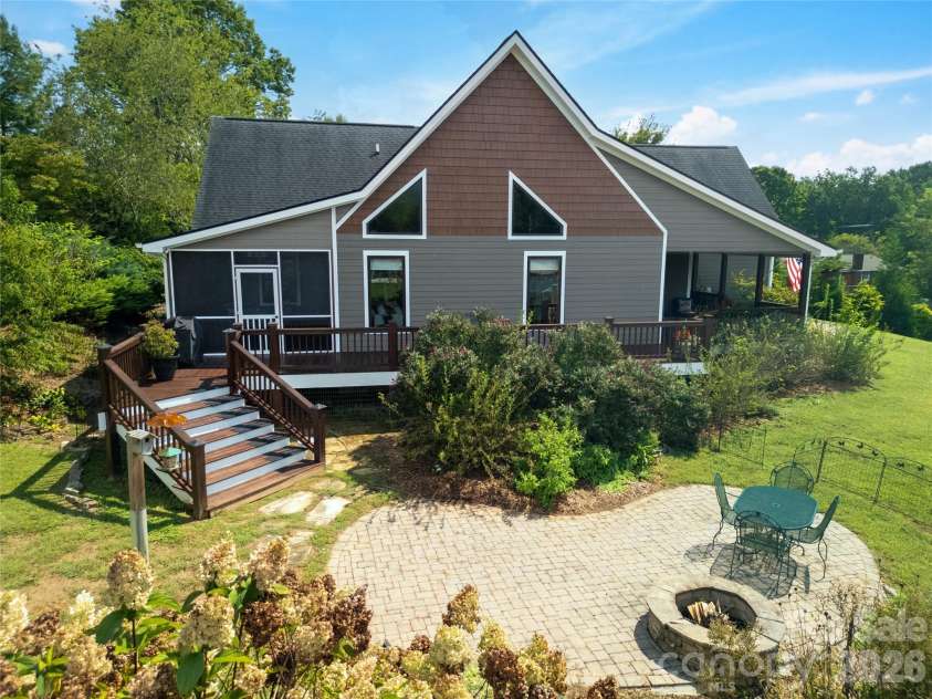 90 Oaklawn Avenue, Brevard, NC 28712.  MLS# CAR4427770, YatesRealty ID 53022. 