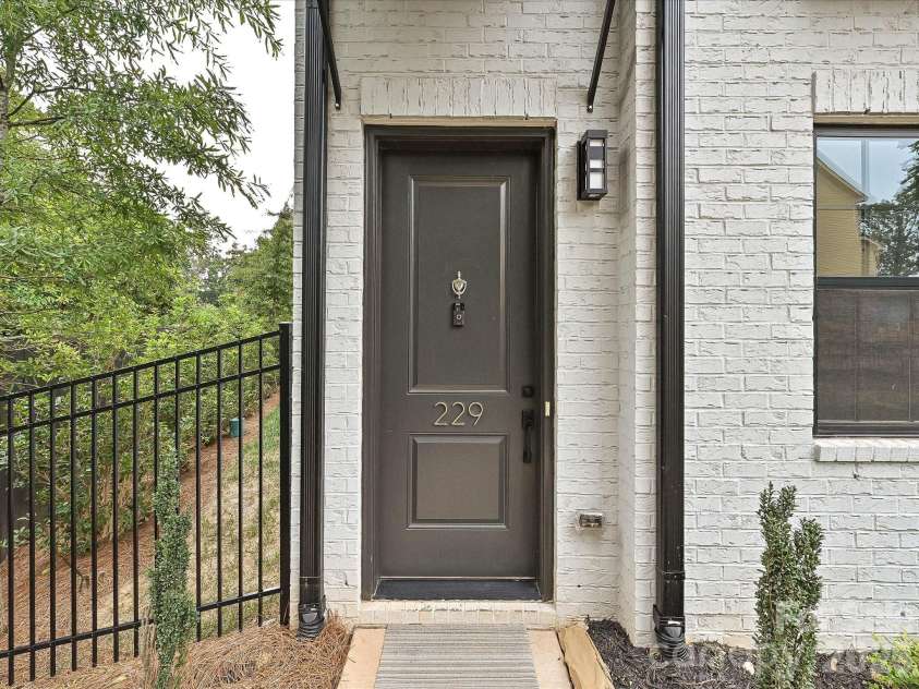 229 Sutton Park Lane, Charlotte, NC 28211.  MLS# CAR4427854, YatesRealty ID 53024. 