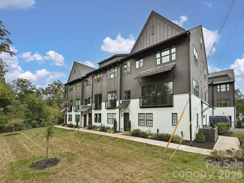 229 Sutton Park Lane, Charlotte, NC 28211.  MLS# CAR4427854, YatesRealty ID 53024. 