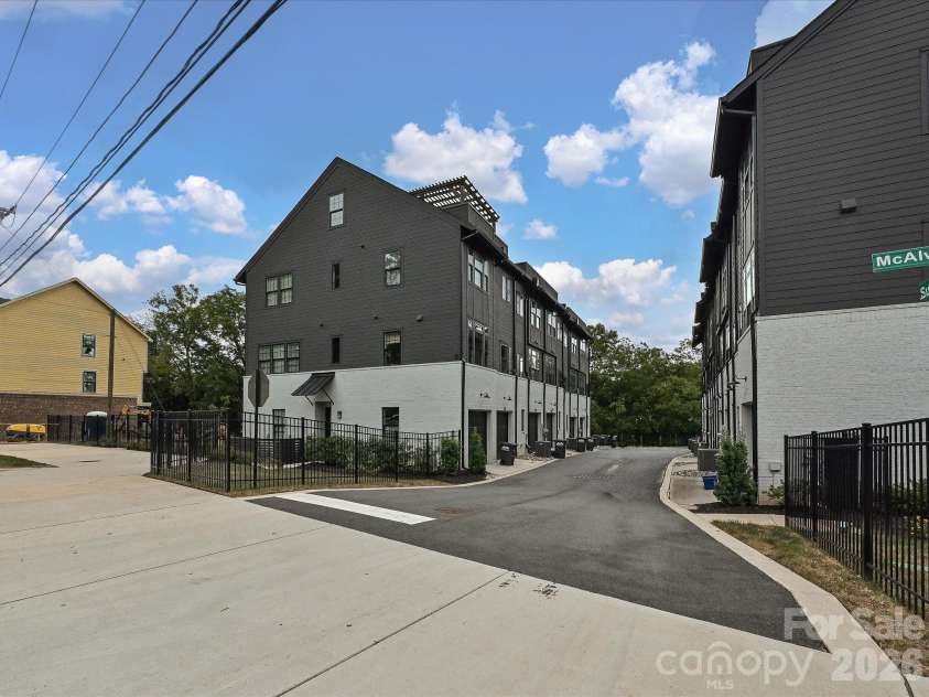 229 Sutton Park Lane, Charlotte, NC 28211.  MLS# CAR4427854, YatesRealty ID 53024. 