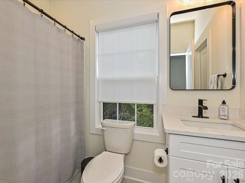 229 Sutton Park Lane, Charlotte, NC 28211.  MLS# CAR4427854, YatesRealty ID 53024. Full Bath