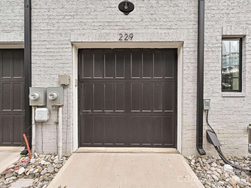 229 Sutton Park Lane, Charlotte, NC 28211.  MLS# CAR4427854, YatesRealty ID 53024. Garage