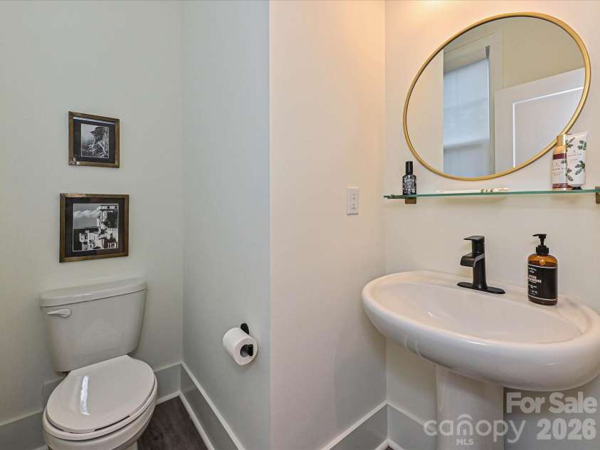 229 Sutton Park Lane, Charlotte, NC 28211.  MLS# CAR4427854, YatesRealty ID 53024. Half Bath