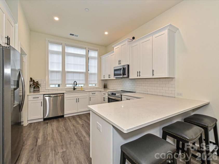 229 Sutton Park Lane, Charlotte, NC 28211.  MLS# CAR4427854, YatesRealty ID 53024. Kitchen