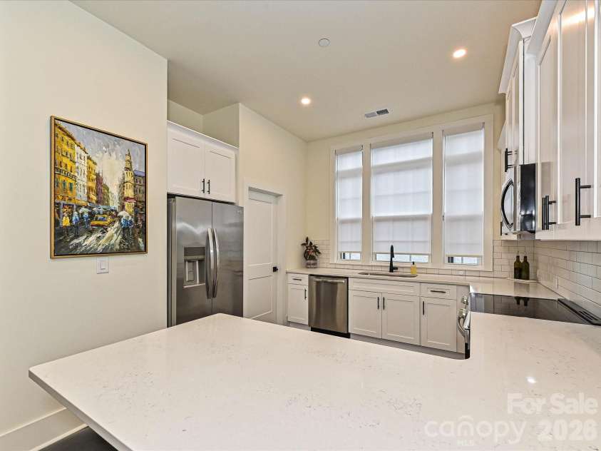 229 Sutton Park Lane, Charlotte, NC 28211.  MLS# CAR4427854, YatesRealty ID 53024. Kitchen