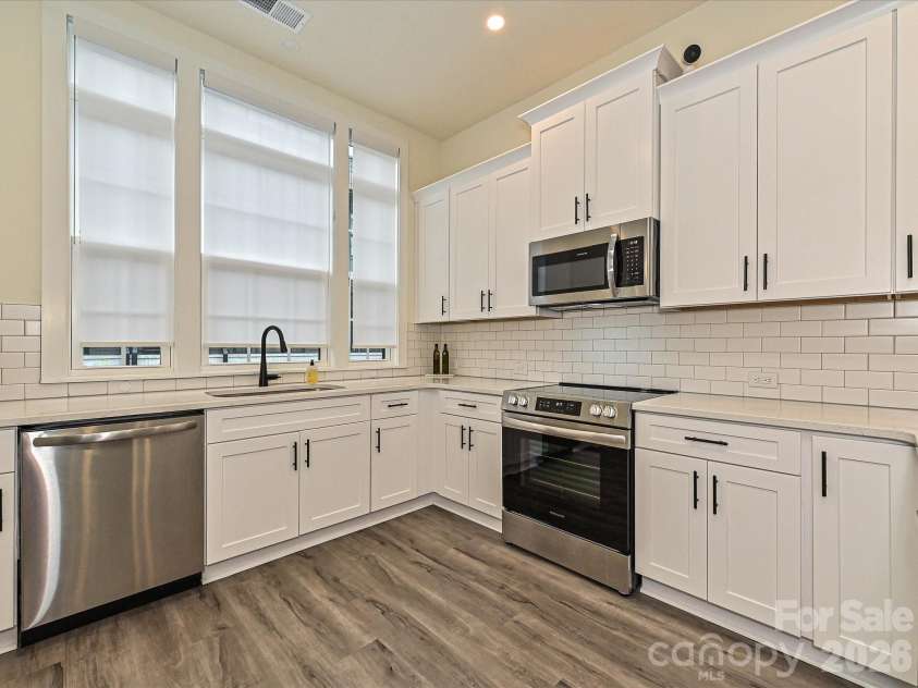 229 Sutton Park Lane, Charlotte, NC 28211.  MLS# CAR4427854, YatesRealty ID 53024. Kitchen