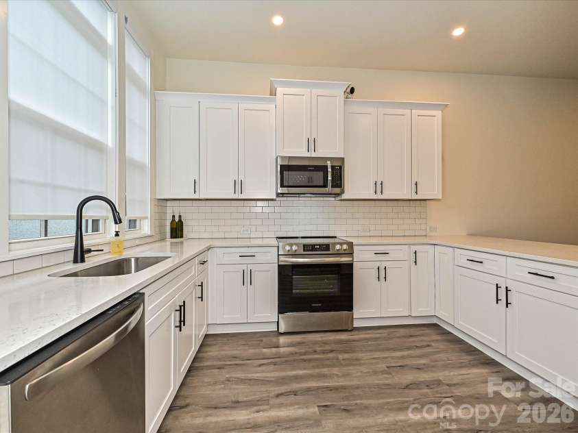 229 Sutton Park Lane, Charlotte, NC 28211.  MLS# CAR4427854, YatesRealty ID 53024. Kitchen