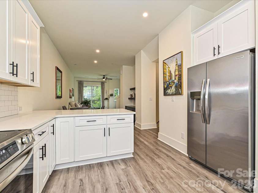 229 Sutton Park Lane, Charlotte, NC 28211.  MLS# CAR4427854, YatesRealty ID 53024. Kitchen