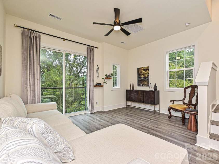 229 Sutton Park Lane, Charlotte, NC 28211.  MLS# CAR4427854, YatesRealty ID 53024. Living Rm