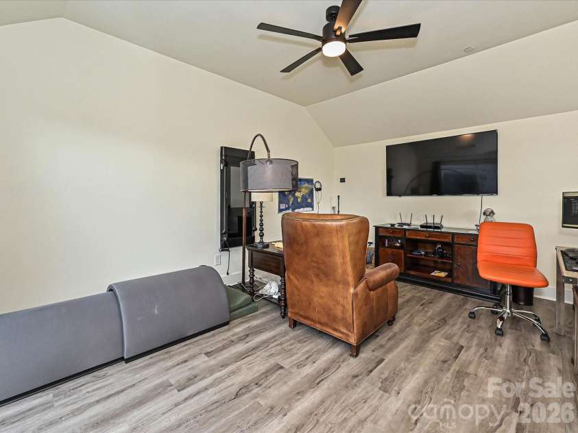 229 Sutton Park Lane, Charlotte, NC 28211.  MLS# CAR4427854, YatesRealty ID 53024. Loft