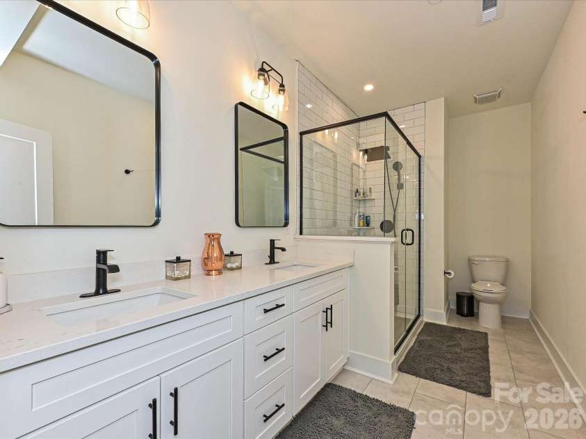 229 Sutton Park Lane, Charlotte, NC 28211.  MLS# CAR4427854, YatesRealty ID 53024. Primary Bath
