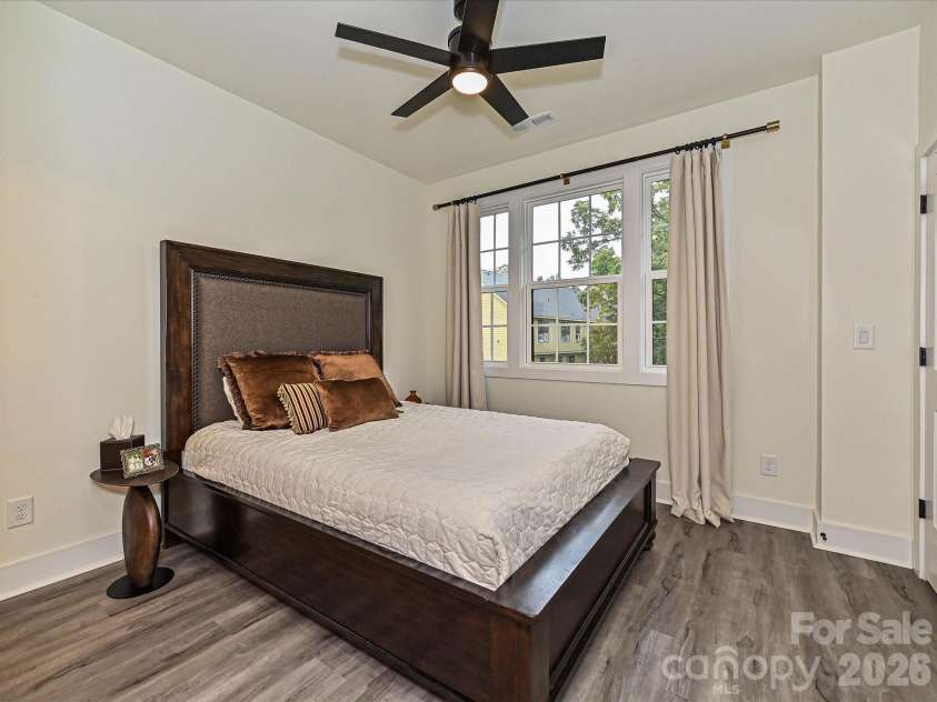 229 Sutton Park Lane, Charlotte, NC 28211.  MLS# CAR4427854, YatesRealty ID 53024. Primary Bdr