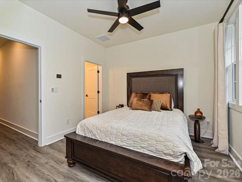 229 Sutton Park Lane, Charlotte, NC 28211.  MLS# CAR4427854, YatesRealty ID 53024. Primary Bdr