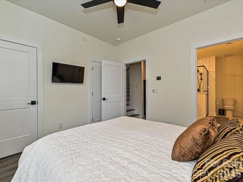229 Sutton Park Lane, Charlotte, NC 28211.  MLS# CAR4427854, YatesRealty ID 53024. Primary Bdr