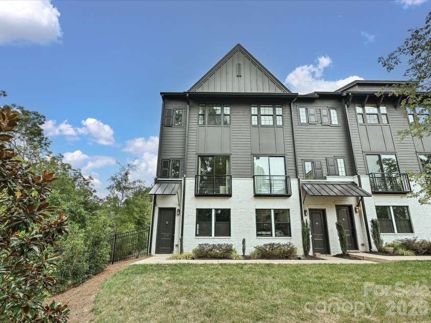 229 Sutton Park Lane, Charlotte, NC 28211.  MLS# CAR4427854, YatesRealty ID 53024. Welcome Home!