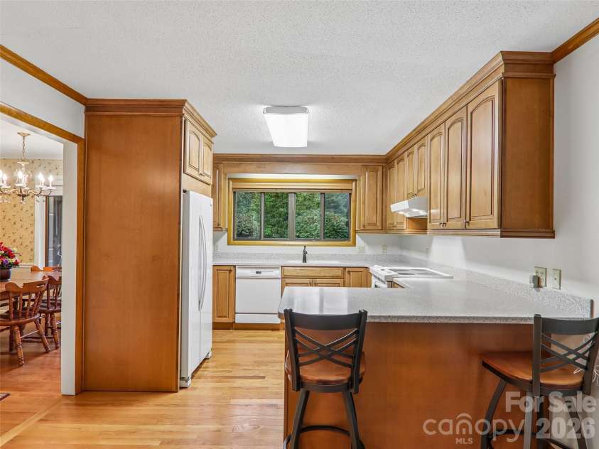 126 Brandon Road, Hendersonville, NC 28739.  MLS# CAR4428341, YatesRealty ID 53044. Kitchen bar