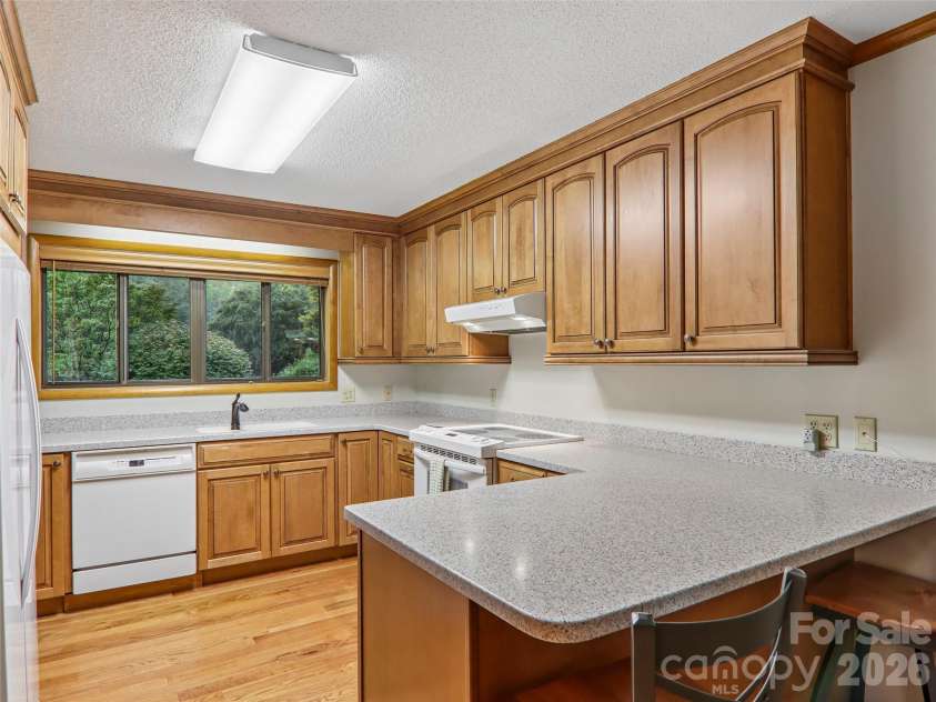126 Brandon Road, Hendersonville, NC 28739.  MLS# CAR4428341, YatesRealty ID 53044. Light and bright kitchen