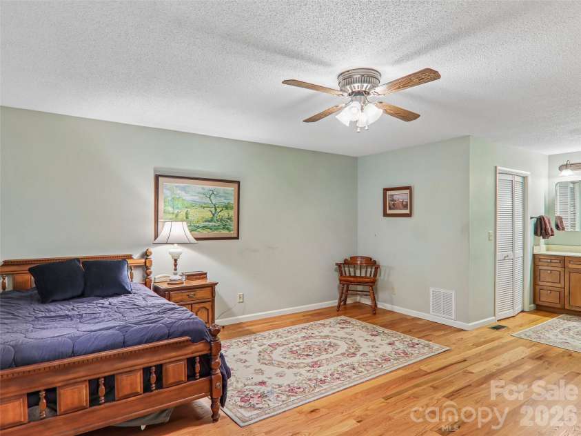 126 Brandon Road, Hendersonville, NC 28739.  MLS# CAR4428341, YatesRealty ID 53044. Primary ensuite