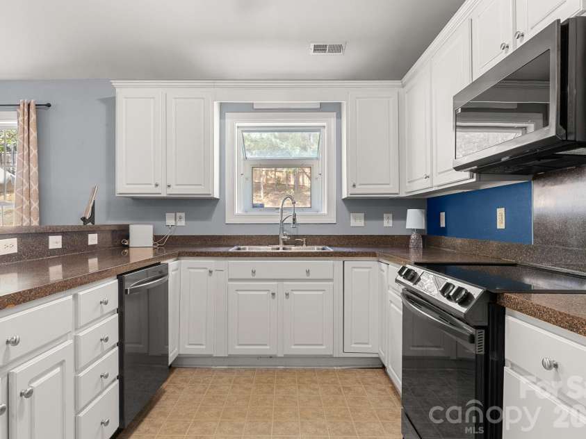 11110 Caroline Whitney Circle, Charlotte, NC 28212.  MLS# CAR4425727, YatesRealty ID 53046. Kitchen