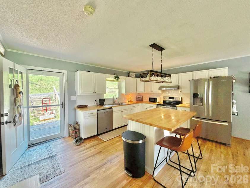 390 Hickory Hill Drive, Spruce Pine, NC 28777.  MLS# CAR4428483, YatesRealty ID 53049. 