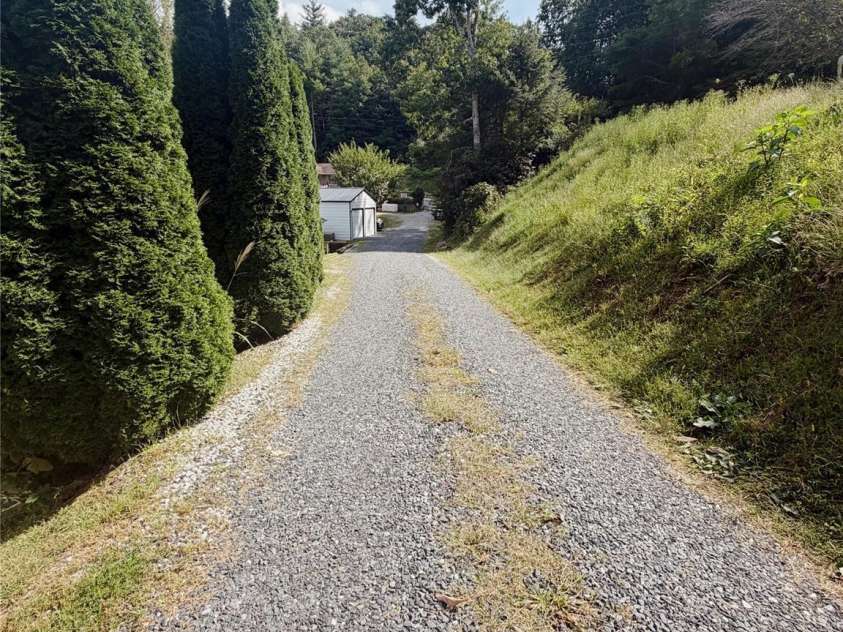 390 Hickory Hill Drive, Spruce Pine, NC 28777.  MLS# CAR4428483, YatesRealty ID 53049. 