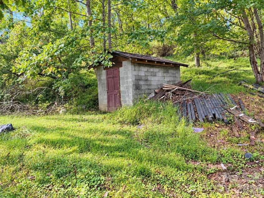 323 Forrest Fisher Road, Spruce Pine, NC 28777.  MLS# CAR4428534, YatesRealty ID 53050. 