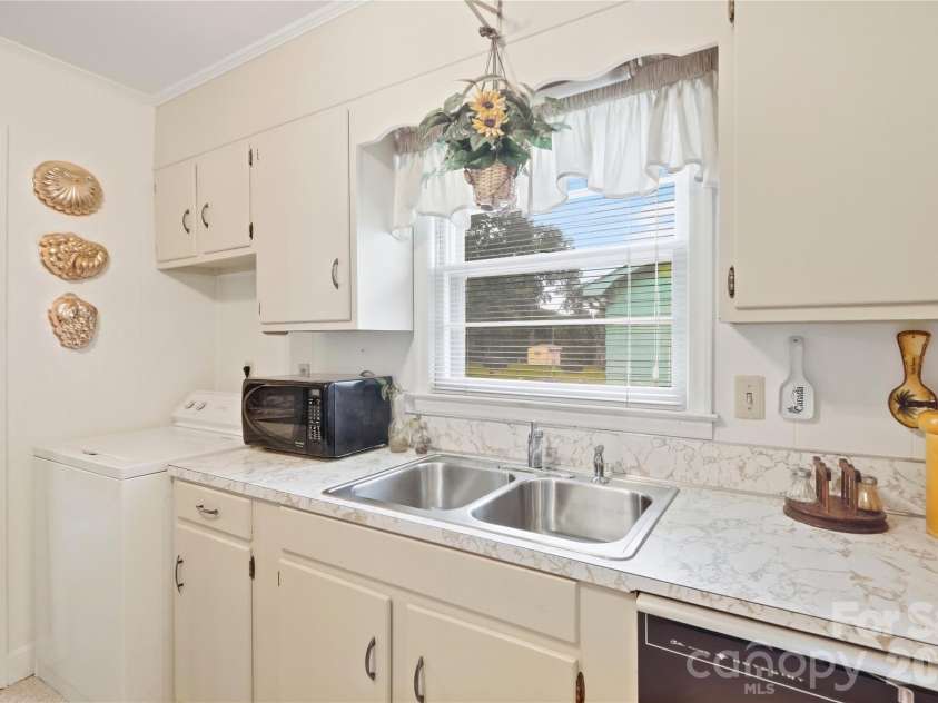 1745 Northbrook Drive, Charlotte, NC 28216.  MLS# CAR4428285, YatesRealty ID 53052. 