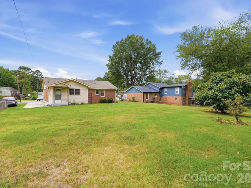 1745 Northbrook Drive, Charlotte, NC 28216.  MLS# CAR4428285, YatesRealty ID 53052. 