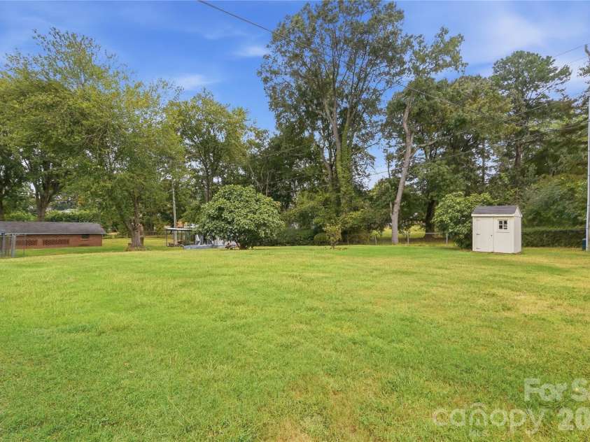 1745 Northbrook Drive, Charlotte, NC 28216.  MLS# CAR4428285, YatesRealty ID 53052. 