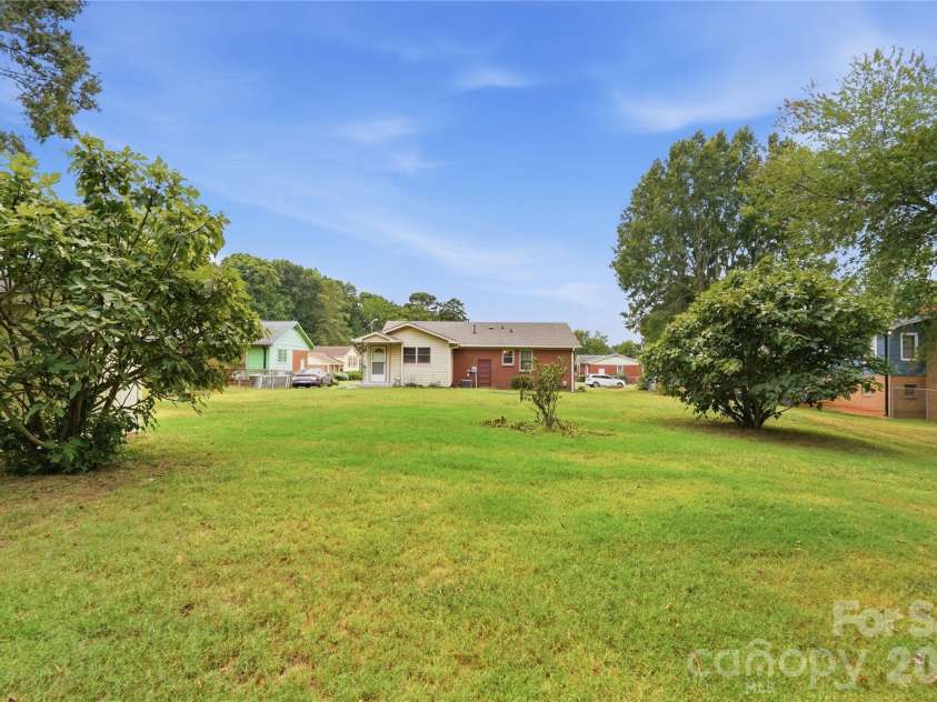 1745 Northbrook Drive, Charlotte, NC 28216.  MLS# CAR4428285, YatesRealty ID 53052. Large back yard