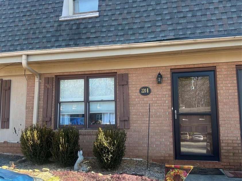 220 14th Avenue, Hickory, NC 28602.  MLS# CAR4429125, YatesRealty ID 53054. 