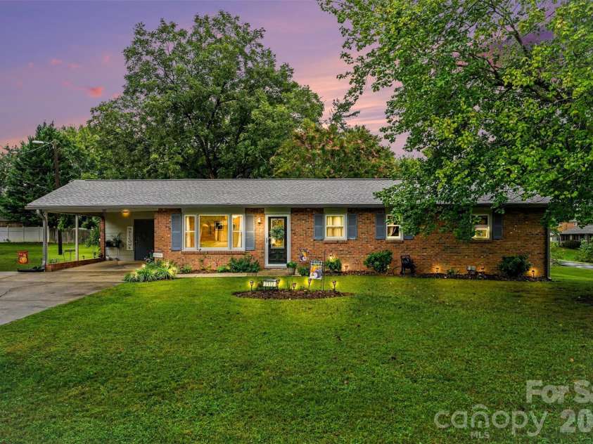 2712 33rd Avenue, Hickory, NC 28601.  MLS# CAR4424654, YatesRealty ID 53059. 