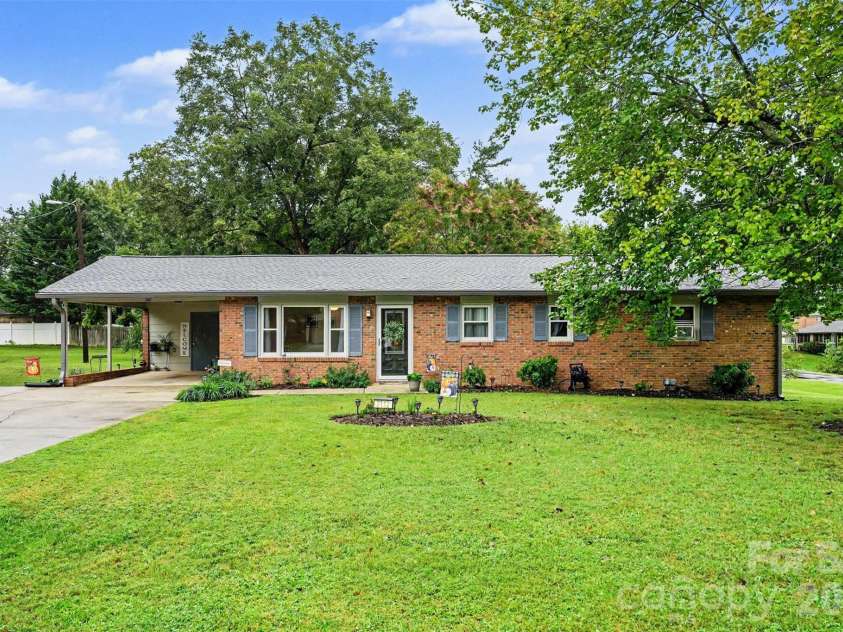 2712 33rd Avenue, Hickory, NC 28601.  MLS# CAR4424654, YatesRealty ID 53059. 