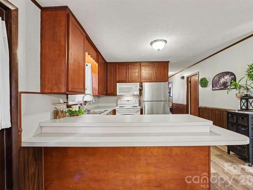 2712 33rd Avenue, Hickory, NC 28601.  MLS# CAR4424654, YatesRealty ID 53059. 