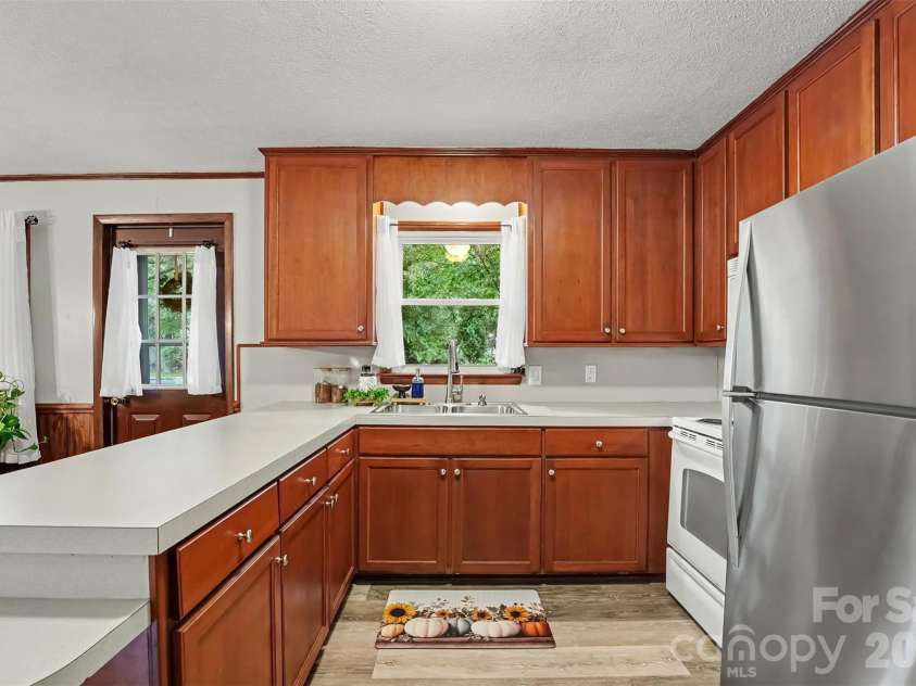 2712 33rd Avenue, Hickory, NC 28601.  MLS# CAR4424654, YatesRealty ID 53059. 