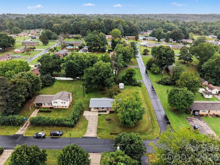 2712 33rd Avenue, Hickory, NC 28601.  MLS# CAR4424654, YatesRealty ID 53059. 