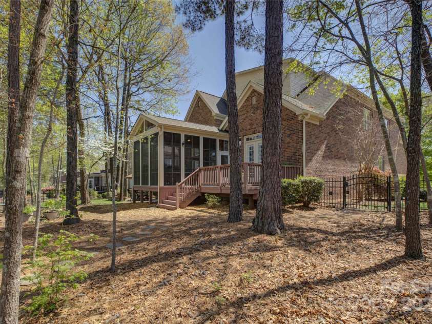 16837 Crosshaven Drive, Charlotte, NC 28278.  MLS# CAR4230966, YatesRealty ID 5306. 