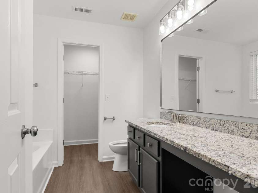 1940 Waters Trail Drive, Charlotte, NC 28216.  MLS# CAR4418345, YatesRealty ID 53063. Primary Bath