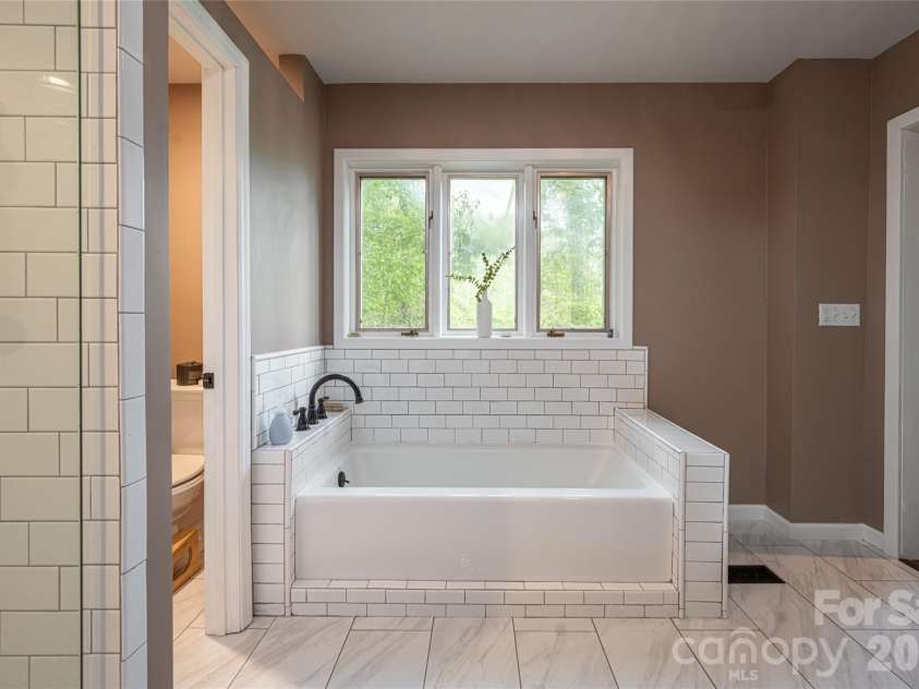 93 White Pine Drive, Fletcher, NC 28732.  MLS# CAR4428207, YatesRealty ID 53064. 