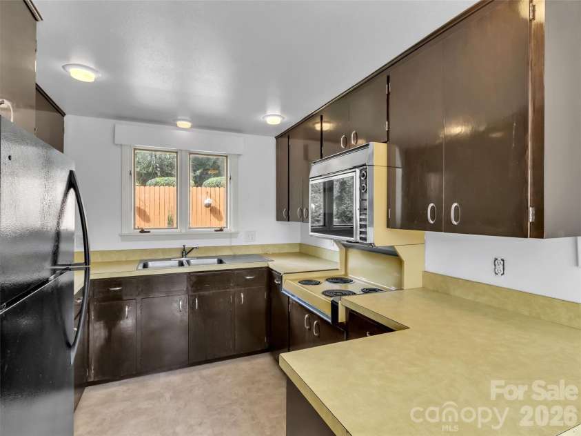 354 Woodside Circle, Waynesville, NC 28786.  MLS# CAR4427555, YatesRealty ID 53069. Kitchen