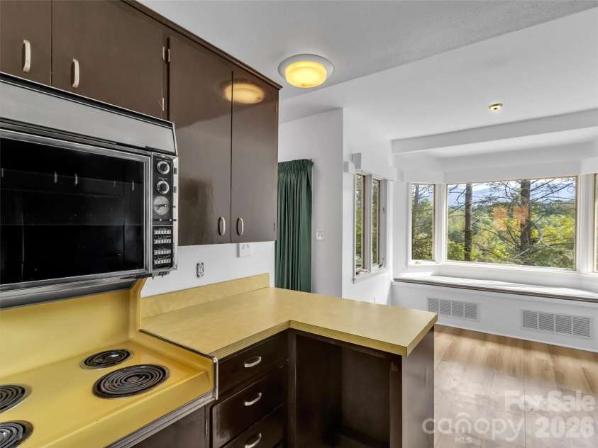 354 Woodside Circle, Waynesville, NC 28786.  MLS# CAR4427555, YatesRealty ID 53069. Kitchen