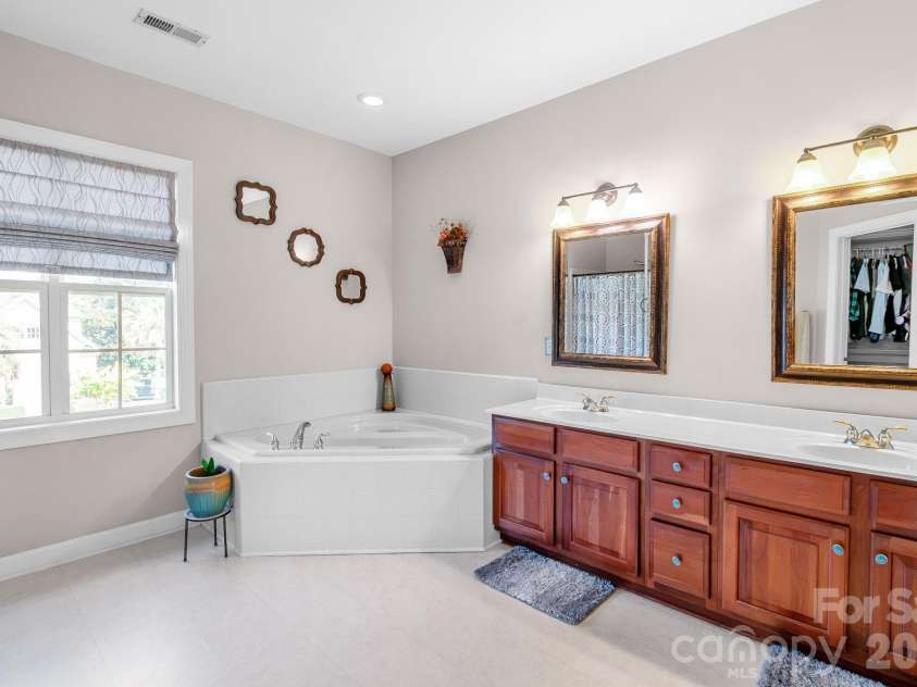 402 Deercross Lane, Waxhaw, NC 28173.  MLS# CAR4424603, YatesRealty ID 53070. 
