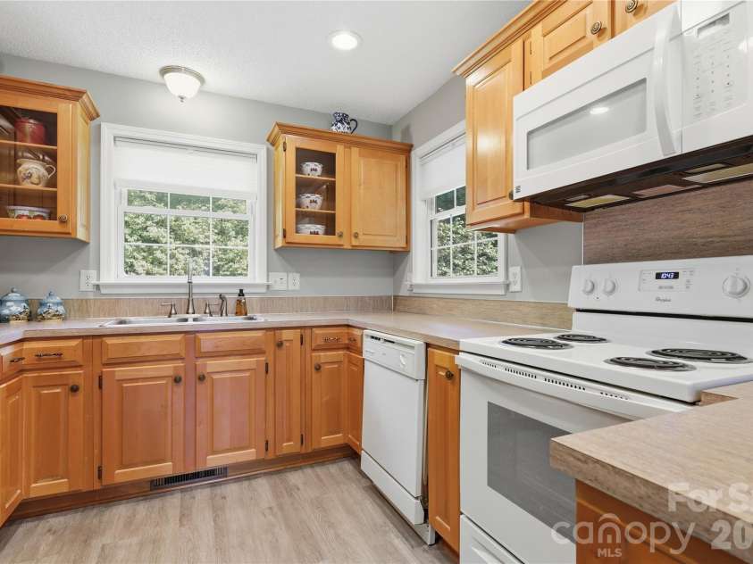 6497 FLY A WAY Drive, Denver, NC 28037.  MLS# CAR4425942, YatesRealty ID 53071. KITCHEN