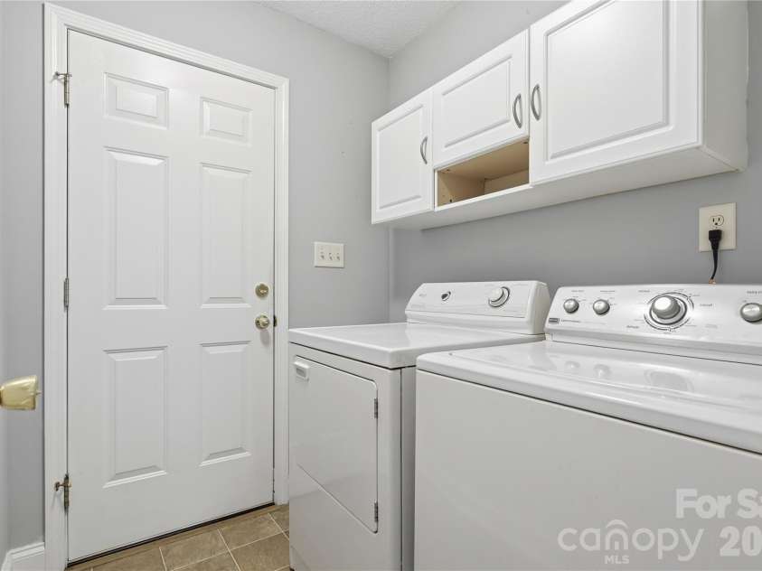 6497 FLY A WAY Drive, Denver, NC 28037.  MLS# CAR4425942, YatesRealty ID 53071. LAUNDRY ROOM