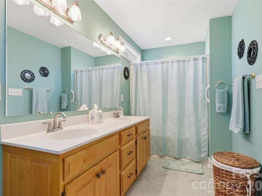 6497 FLY A WAY Drive, Denver, NC 28037.  MLS# CAR4425942, YatesRealty ID 53071. PRIMARY BATH