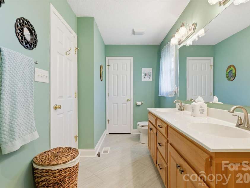 6497 FLY A WAY Drive, Denver, NC 28037.  MLS# CAR4425942, YatesRealty ID 53071. PRIMARY BATH