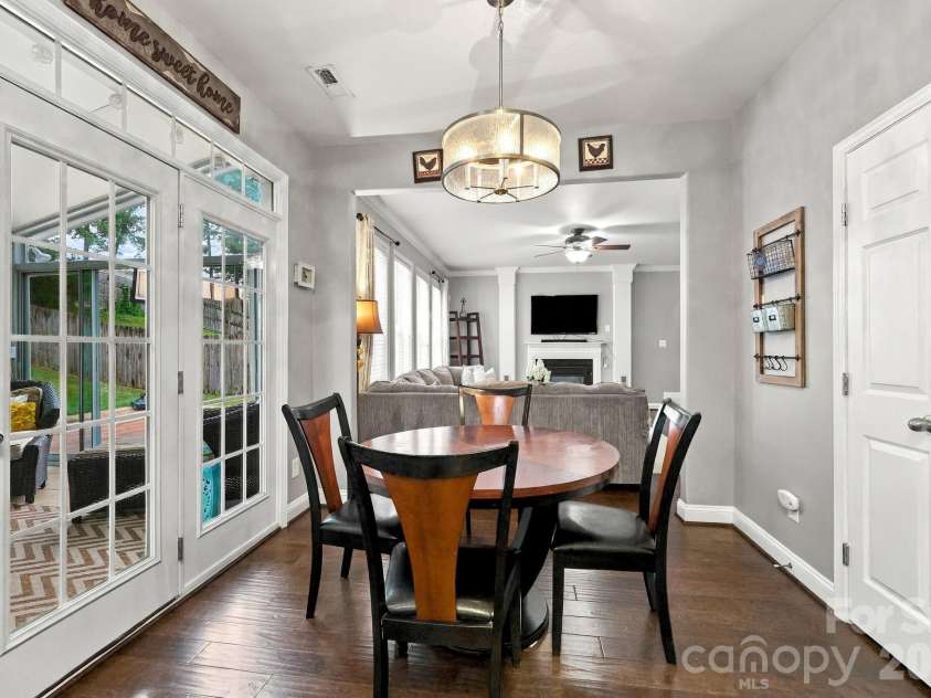 1913 Wilburn Park Lane, Charlotte, NC 28269.  MLS# CAR4427334, YatesRealty ID 53085. 
