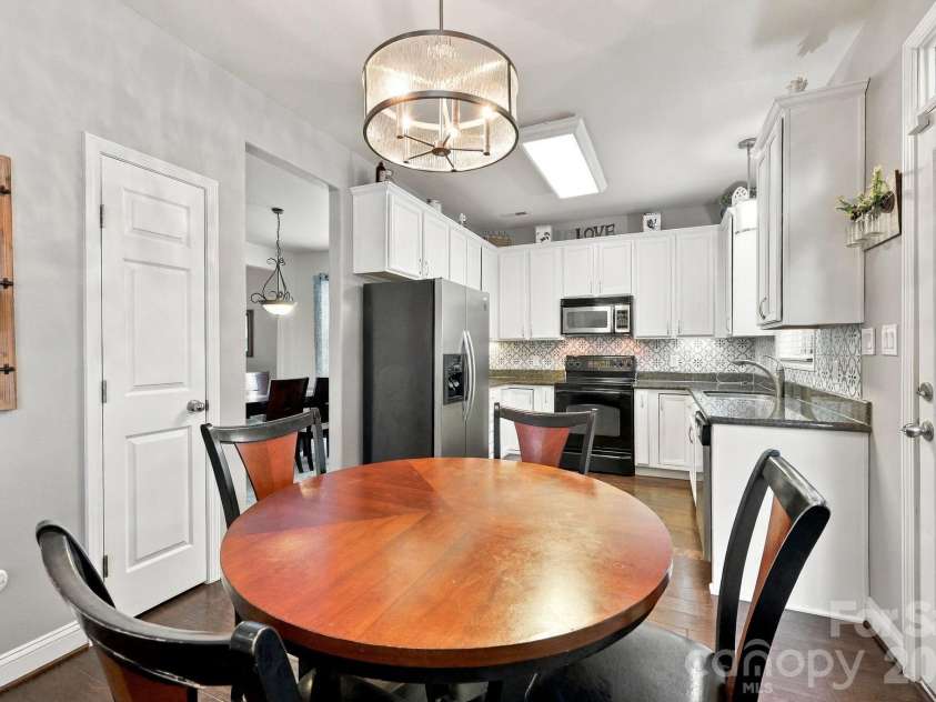1913 Wilburn Park Lane, Charlotte, NC 28269.  MLS# CAR4427334, YatesRealty ID 53085. 