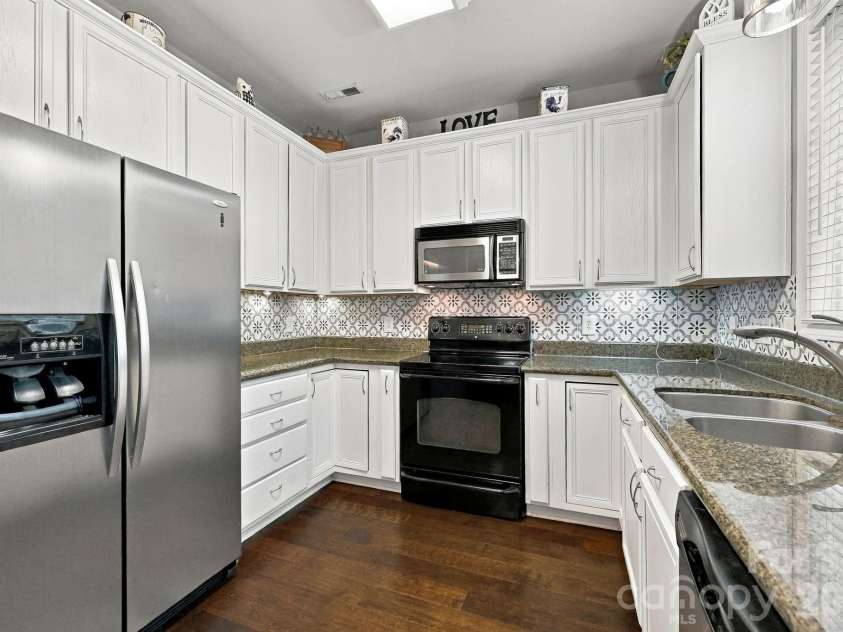 1913 Wilburn Park Lane, Charlotte, NC 28269.  MLS# CAR4427334, YatesRealty ID 53085. 